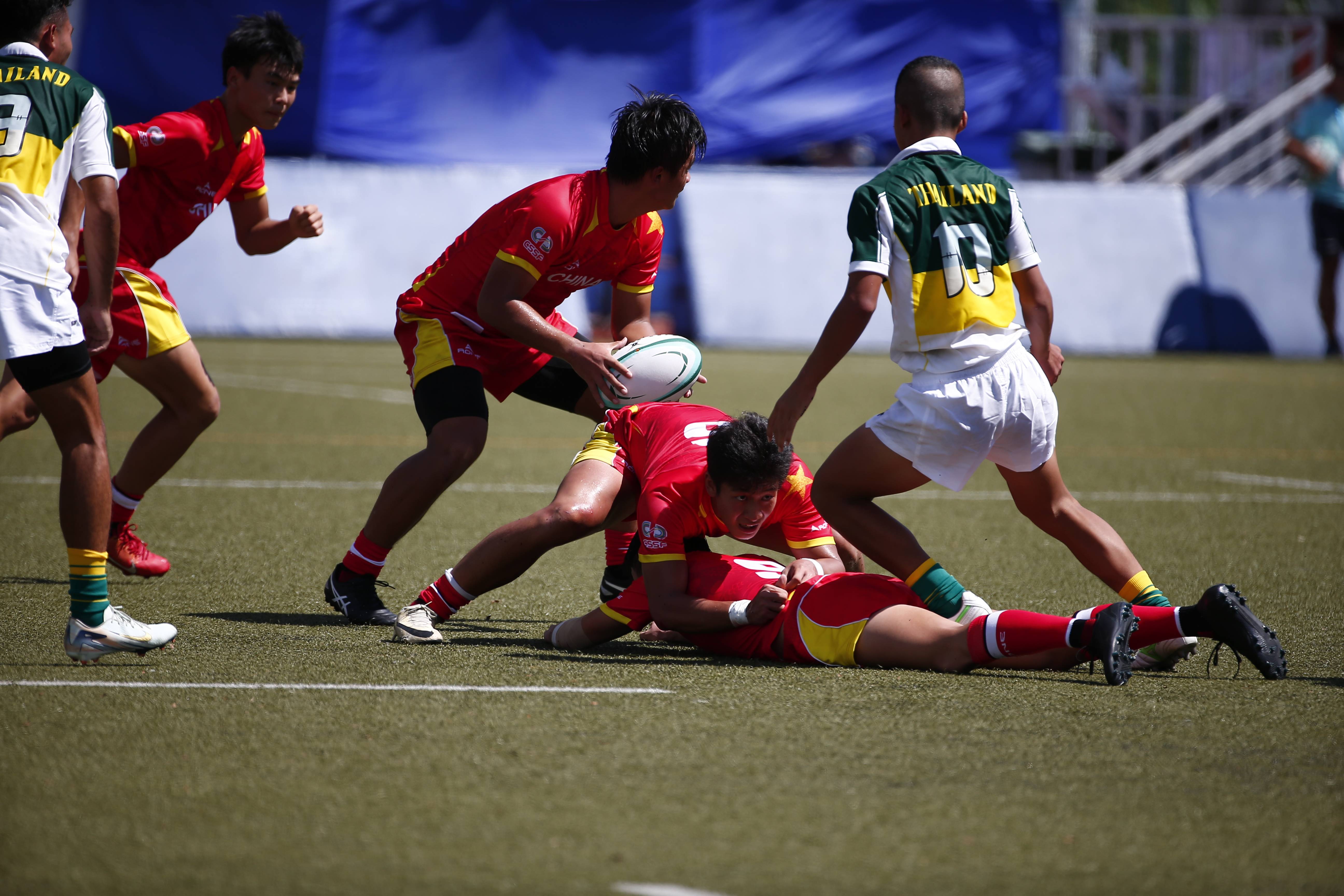 德州扑克-关于橄榄球锦标赛激烈比拼，体育狂热点燃现场的信息