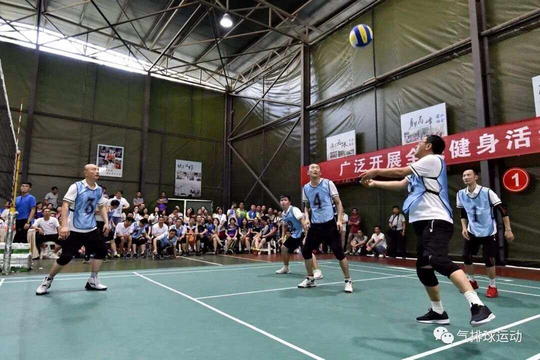 包含美因茨主教练调整战术布局，寻求突破进攻瓶颈的词条