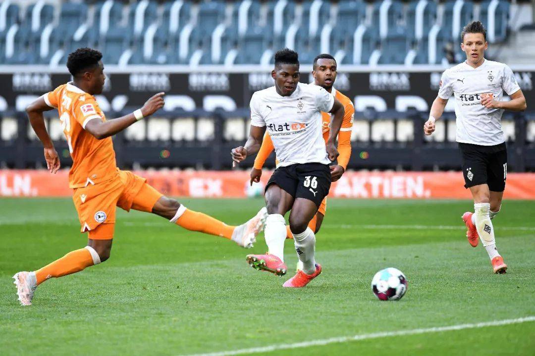 西班牙队踢出攻势趋势，完胜对手